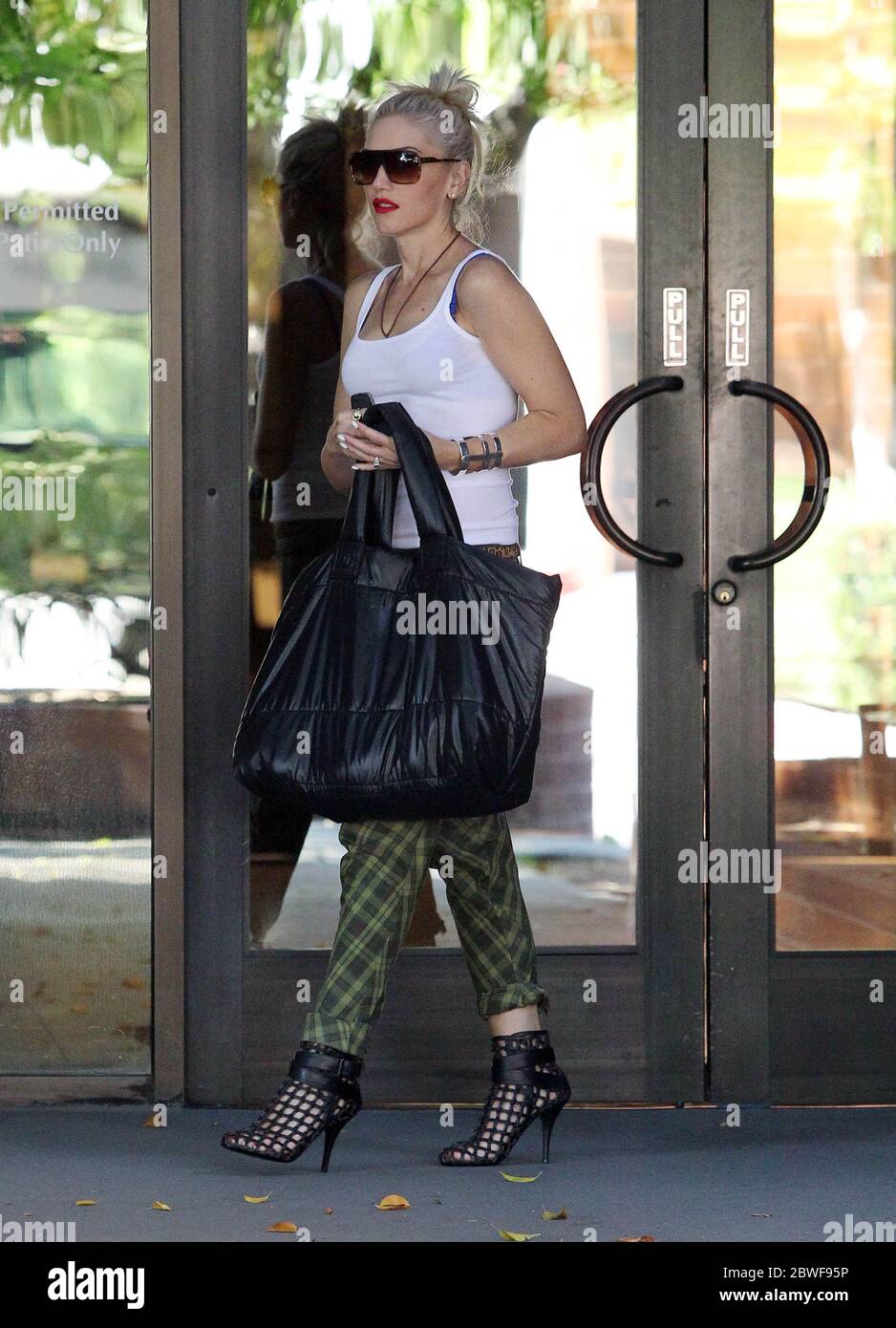 Gwen Stefani, portant un énorme sac Chanel, assiste à une réunion d'affaires à Encino, en Californie. 1er septembre 2012 Banque D'Images