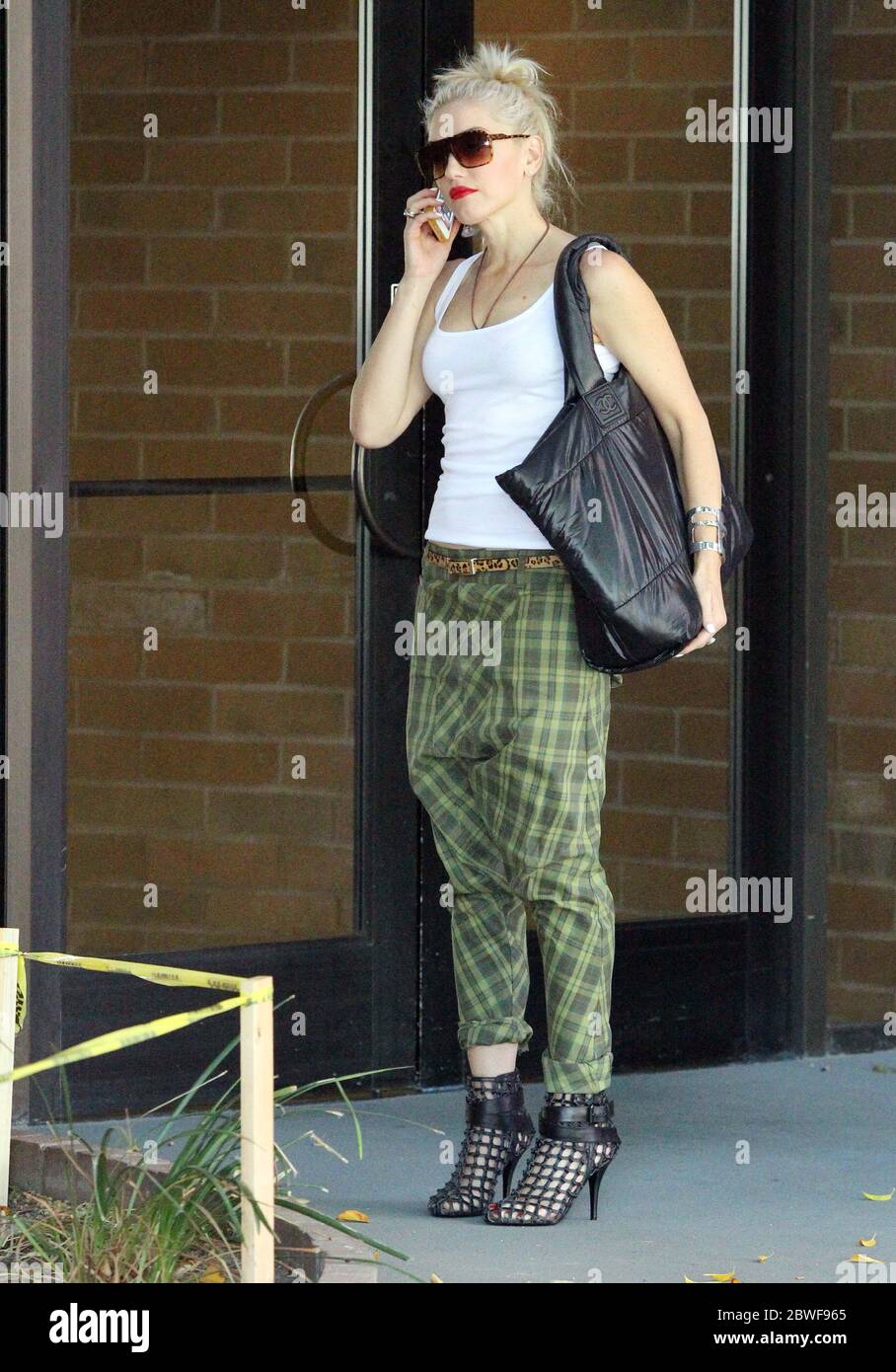 Gwen Stefani, portant un énorme sac Chanel, assiste à une réunion d'affaires à Encino, en Californie. 1er septembre 2012 Banque D'Images