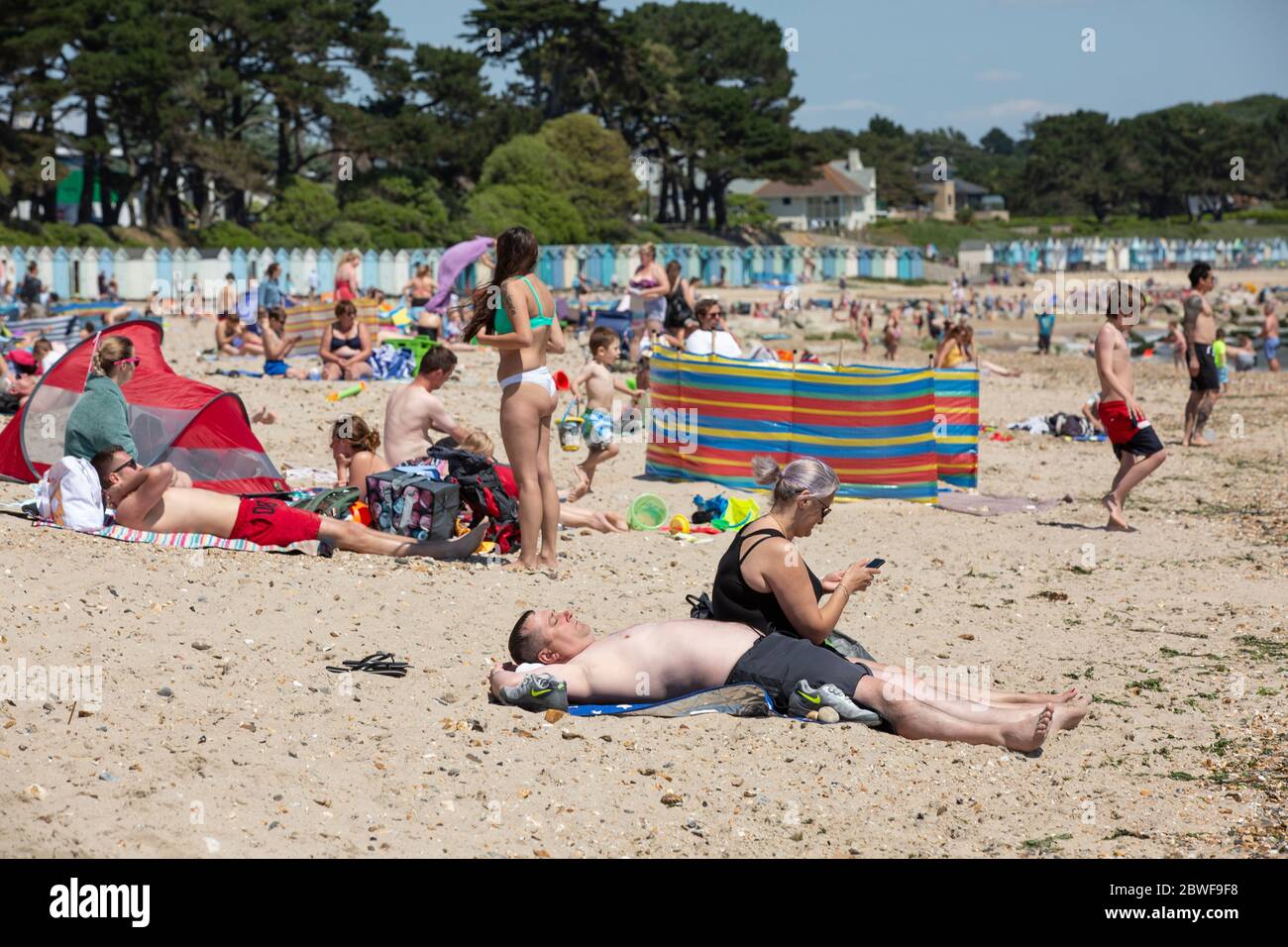 La foule apprécie le temps chaud à Avon Beach, Mudeford, les mesures de verrouillage du coronavirus étant relaxées pour permettre aux gens de se rendre sur la côte sud. Banque D'Images