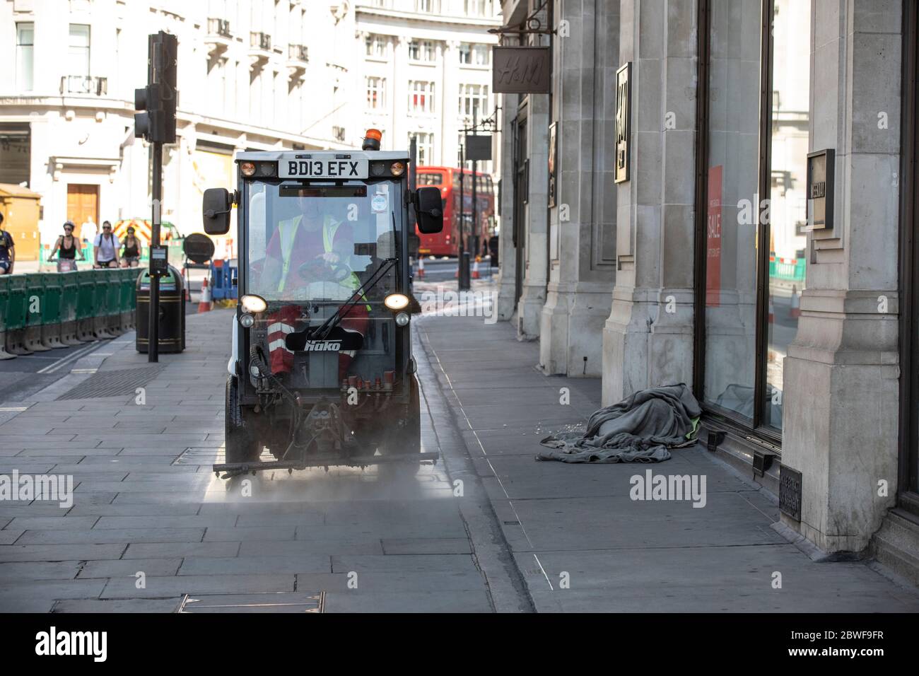 Les rues et les trottoirs piétonniers sont nettoyés avant l'ouverture des magasins de détail dans l'extrémité ouest de Londres après le coronavirus, Angleterre, Royaume-Uni Banque D'Images