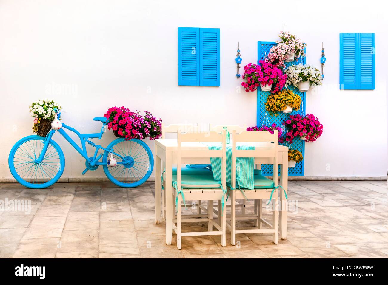 Charmant bar décoration design dans le style rétro avec vieux vélo et fleurs Banque D'Images