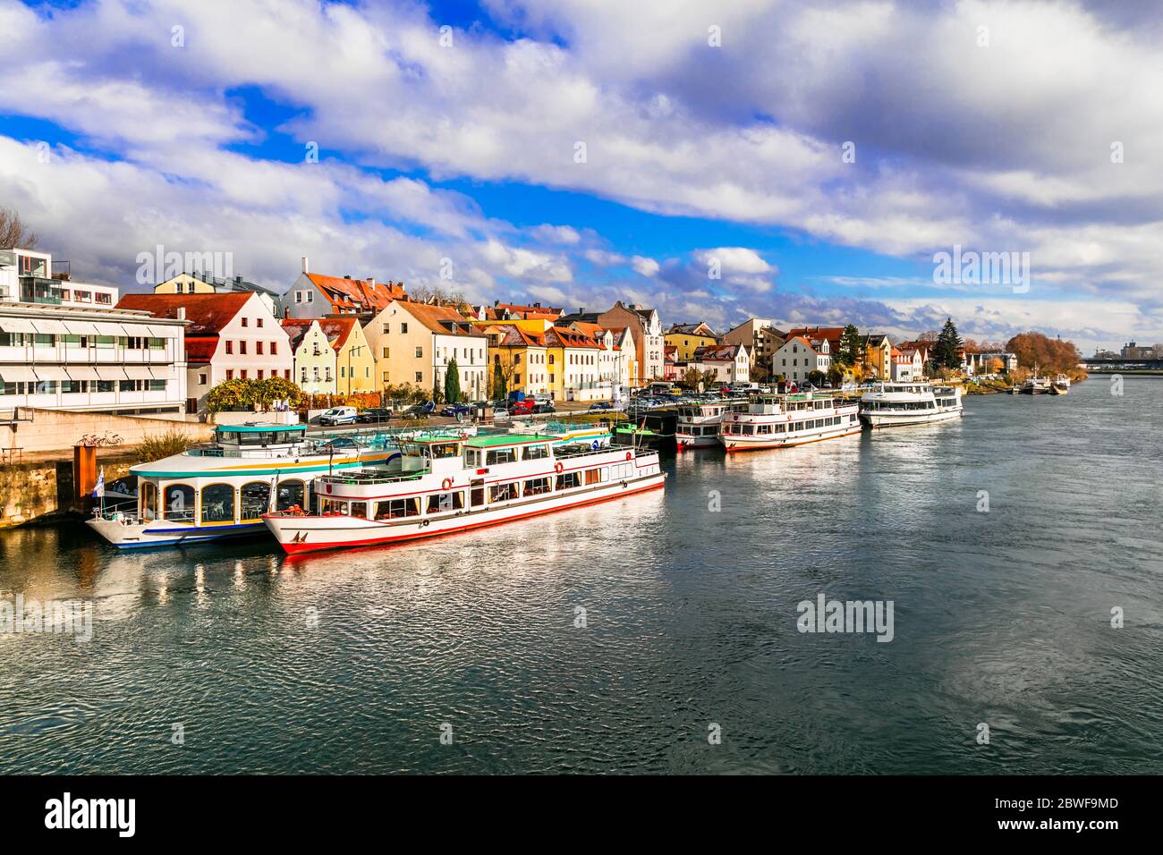 Belles villes d'Allemagne - pittoresque Regensburg sur le Danube célèbre pour les croisières. Sites de Bavière Banque D'Images
