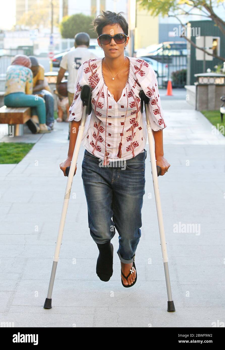 Halle Berry toujours sur des béquilles visite une école à Los Angeles, Californie. 9 février 2012 Banque D'Images