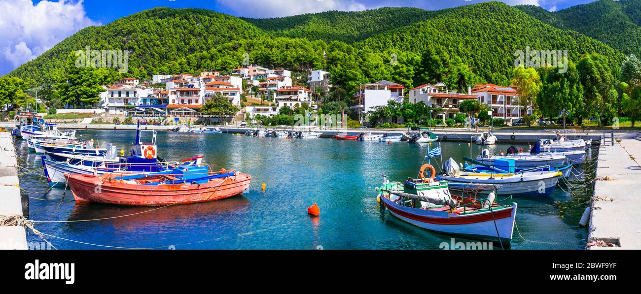 Grèce Voyage. Magnifique île verdoyante de Skopelos - village de pêcheurs traditionnel avec des bateaux colorés dans le village de Neo Klima. Banque D'Images