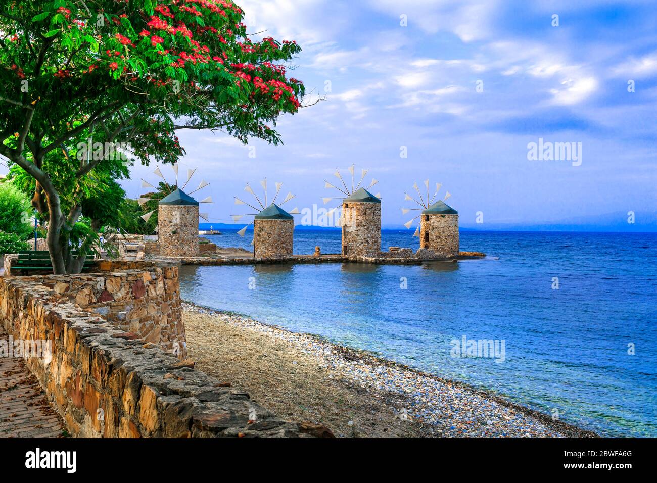 Authentique paysage traditionnel grec - anciens moulins à vent près de la mer - point de repère de l'île de Chios Banque D'Images