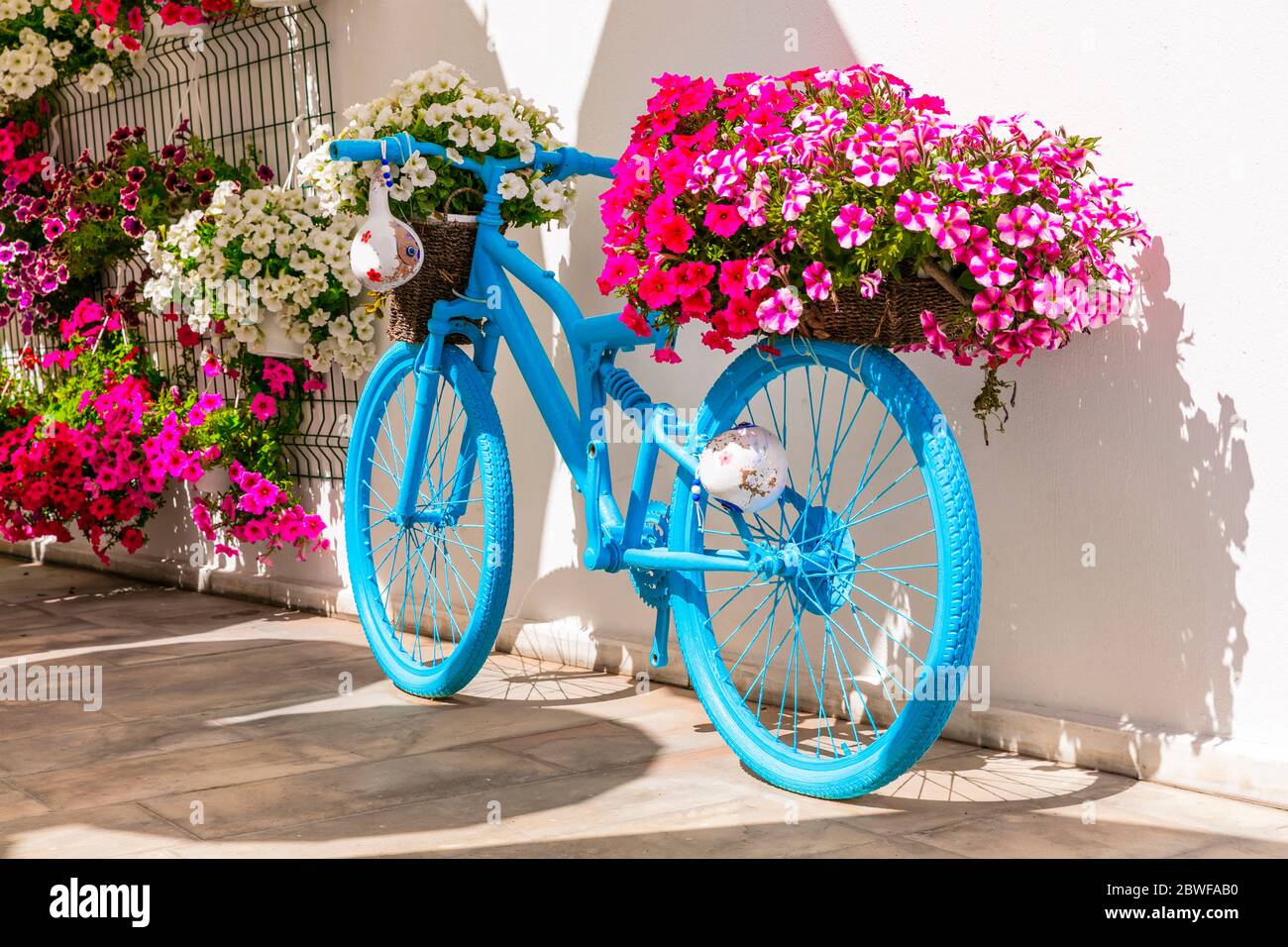 Vieux vélo avec fleurs - idées de décoraration de rue ou de jardin Banque D'Images