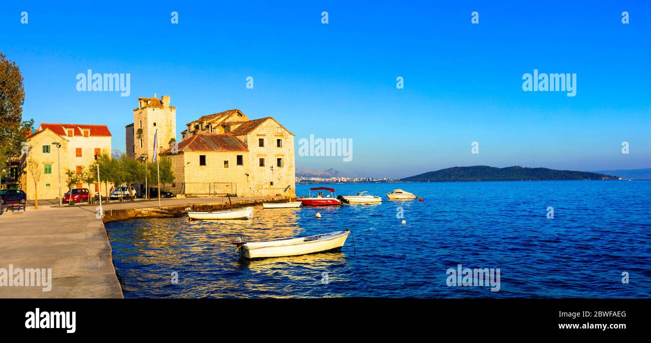 Belles villes côtières de Croatie. Pittoresque Kastella en Dalmatie. Vue sur le village de Kastel Stafilic Banque D'Images