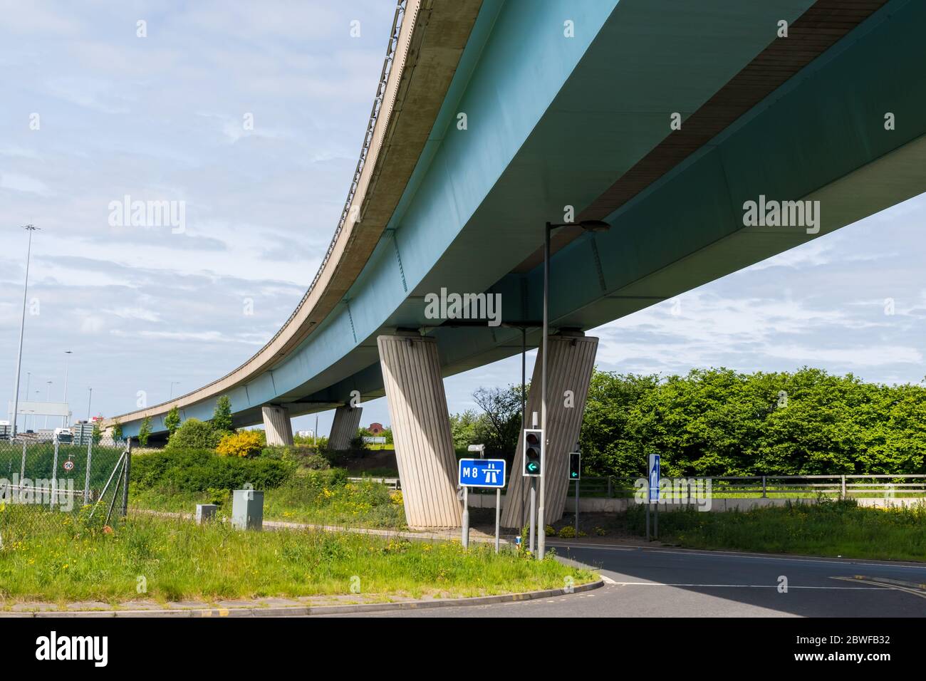 Une bretelle d'accès et la M77 survolent sans véhicules à la jonction 22 de l'autoroute M8 à Tradeston, Glasgow, Écosse. Banque D'Images