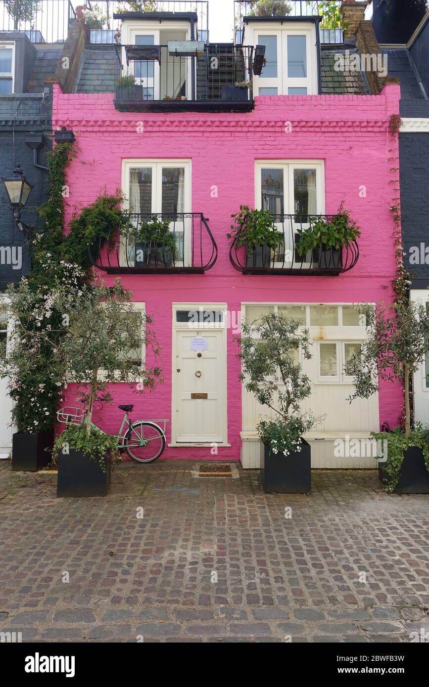 LONDRES, Royaume-Uni -16 MAI 2020 - UN vélo devant une charmante maison peinte en rose à Notting Hill, Londres, Angleterre. Banque D'Images