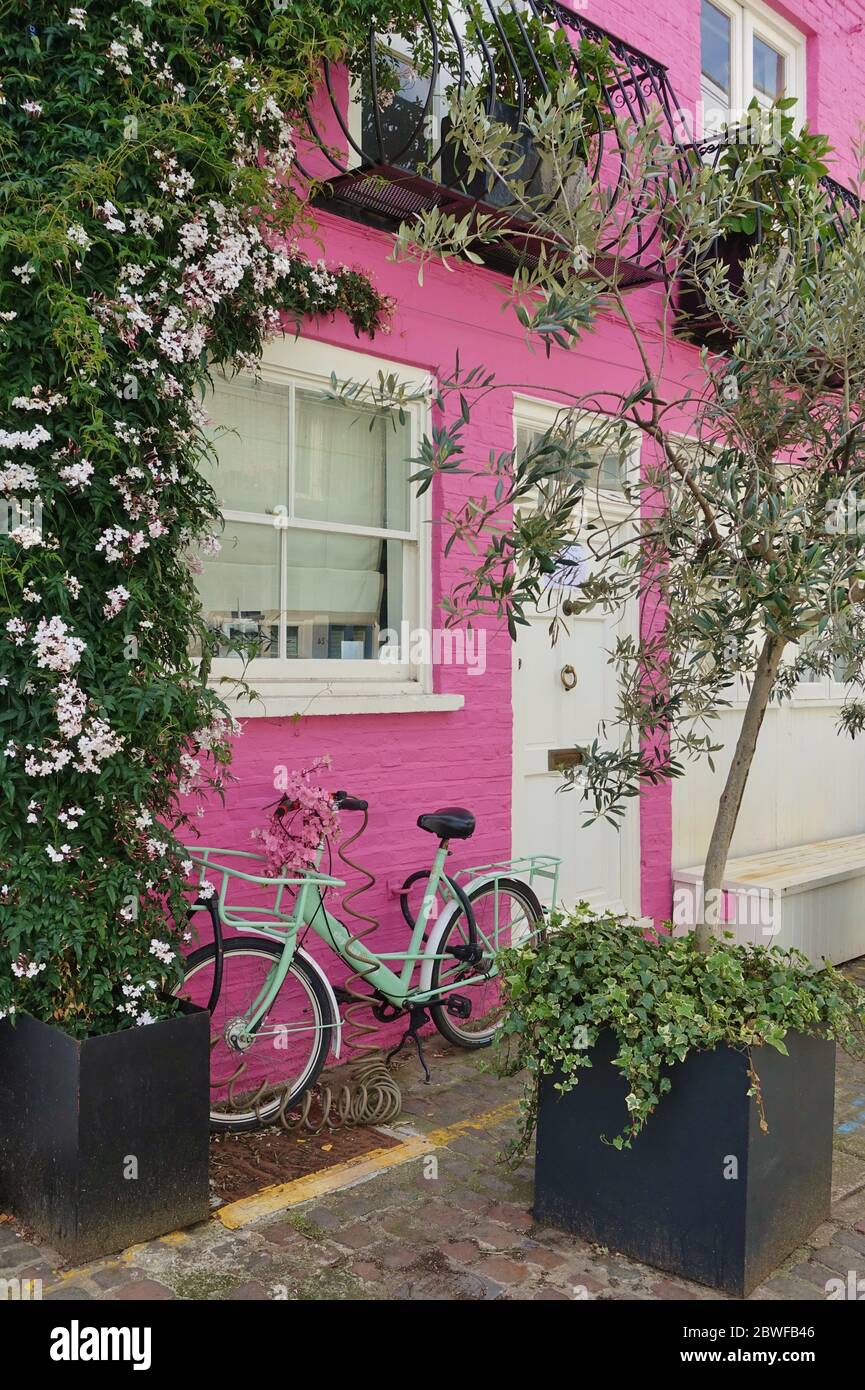 LONDRES, Royaume-Uni -16 MAI 2020 - UN vélo devant une charmante maison peinte en rose à Notting Hill, Londres, Angleterre. Banque D'Images