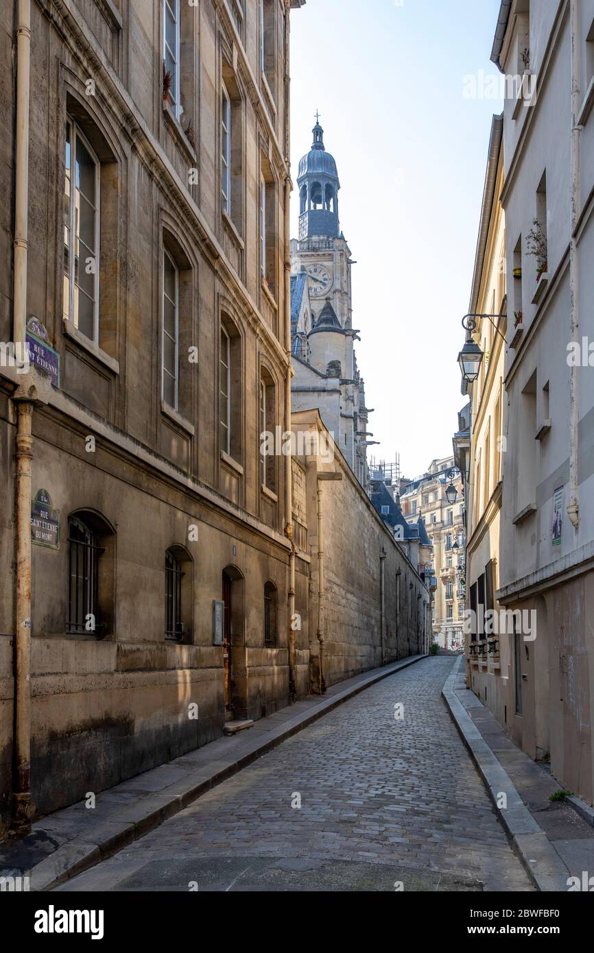 Paris, France - 28 mars 2020 : en raison de l'endiguement dû à la pandémie Covid-19, personne ne se trouve dans la rue de Paris, près du Panthéon Banque D'Images