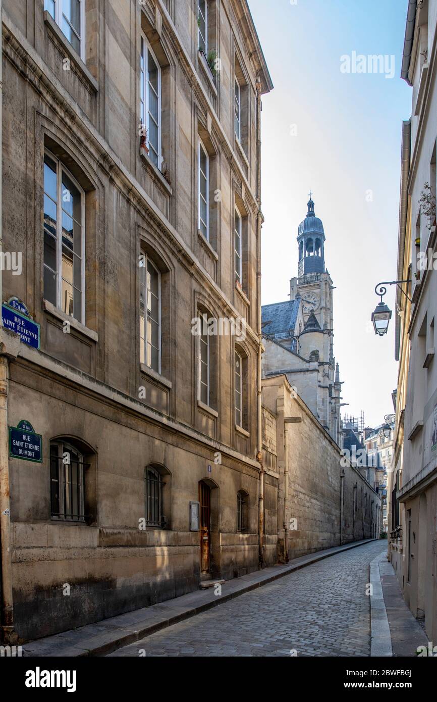 Paris, France - 28 mars 2020 : en raison de l'endiguement dû à la pandémie Covid-19, personne ne se trouve dans la rue de Paris, près du Panthéon Banque D'Images