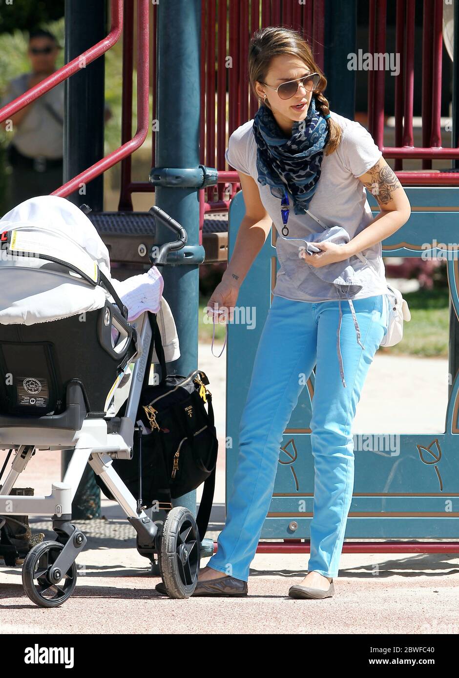 Jessica Alba montre son nouveau tatouage comme elle prend honneur et Haven au parc, Beverly Hills, CA. 2 avril 2012 Banque D'Images