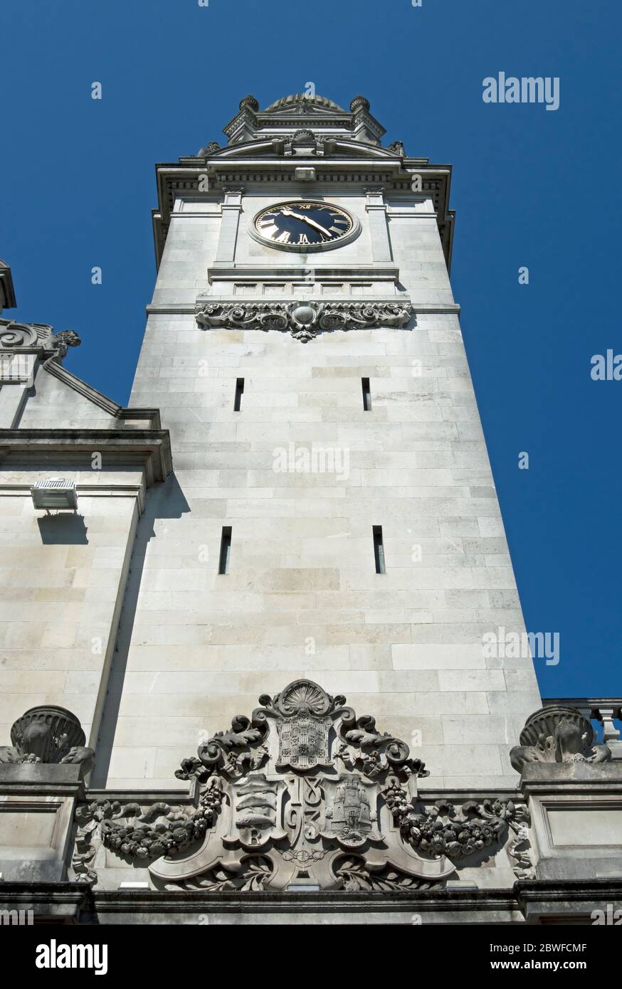 tour de l'horloge de la salle du comté de surrey, kingston upon thames, surrey, angleterre, avec la date 1893, conçu par charles henry howell Banque D'Images