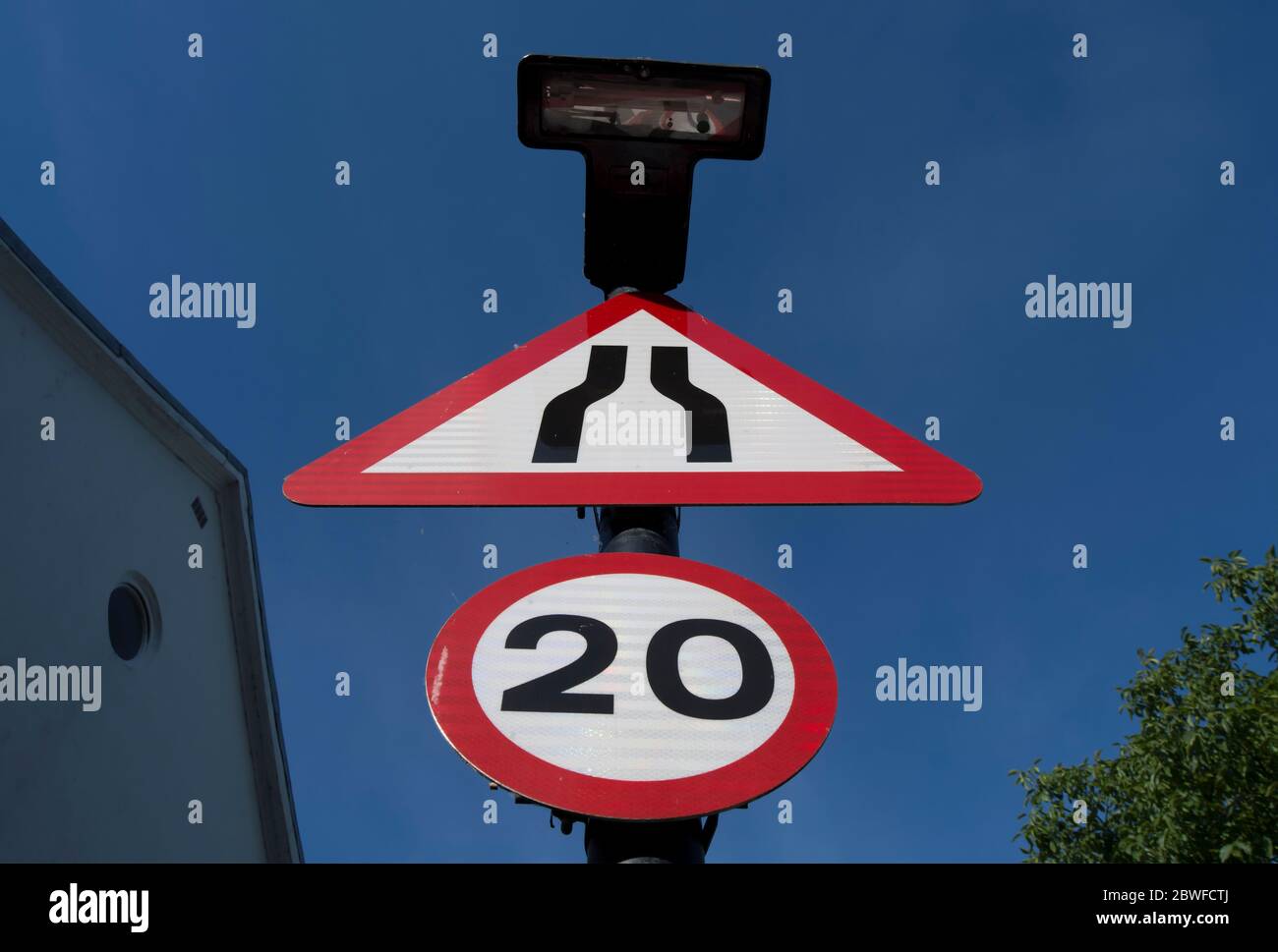 panneaux de signalisation indiquant le rétrécissement de la route devant vous et une limite de vitesse de 20 mph Banque D'Images