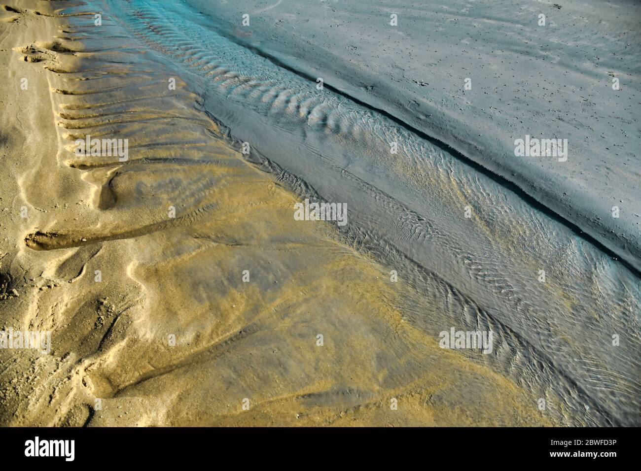 L'eau de la mer d'Andaman forme différentes lorsqu'elle atteint la plage de sable de Cenang de Langkawi Banque D'Images