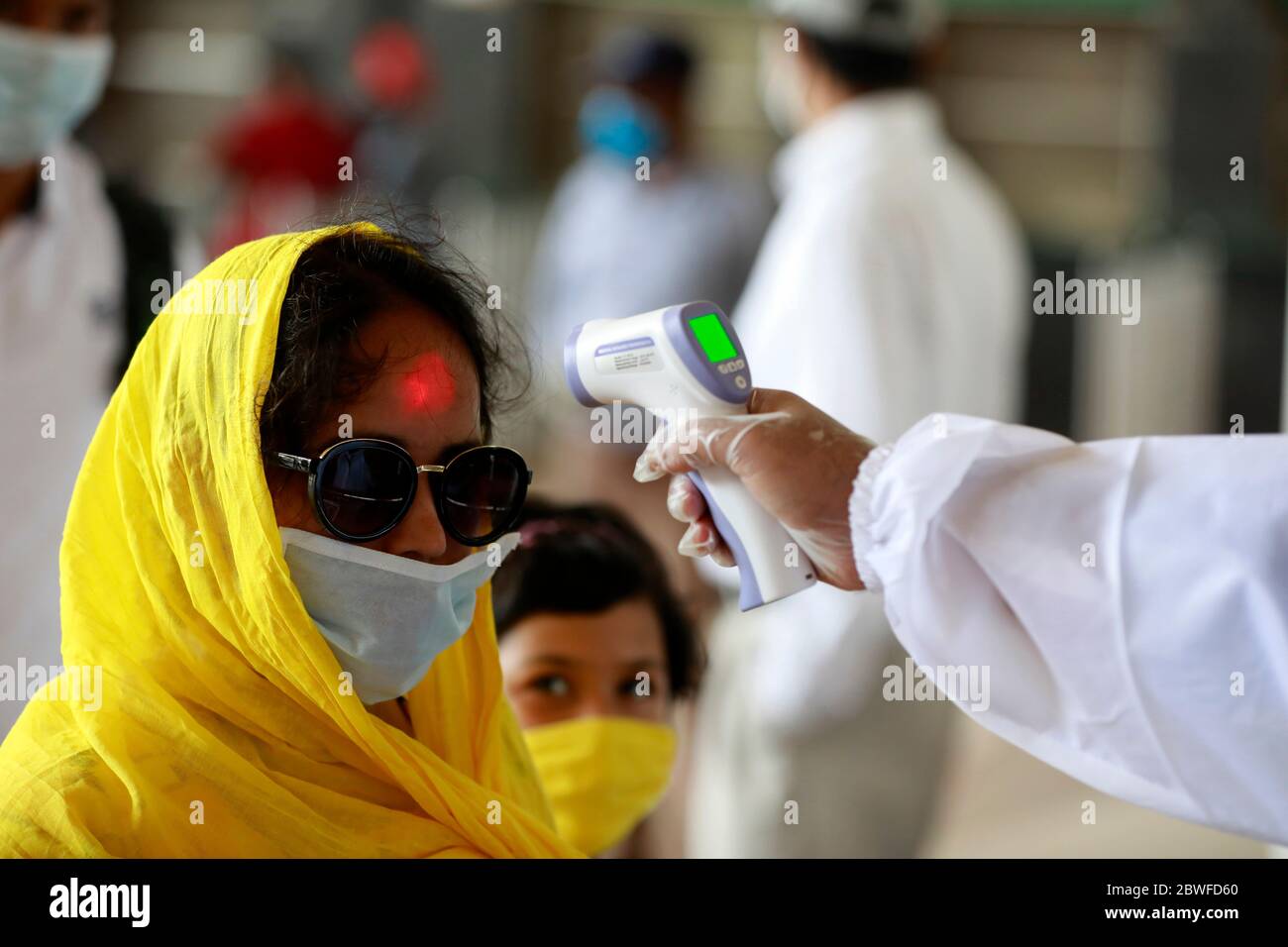 Dhaka, Bangladesh - 31 mai 2020 : les gens commencent à retourner à la gare de Kamalapur à Dhaka en train. Le train a repris après plus de deux mont Banque D'Images