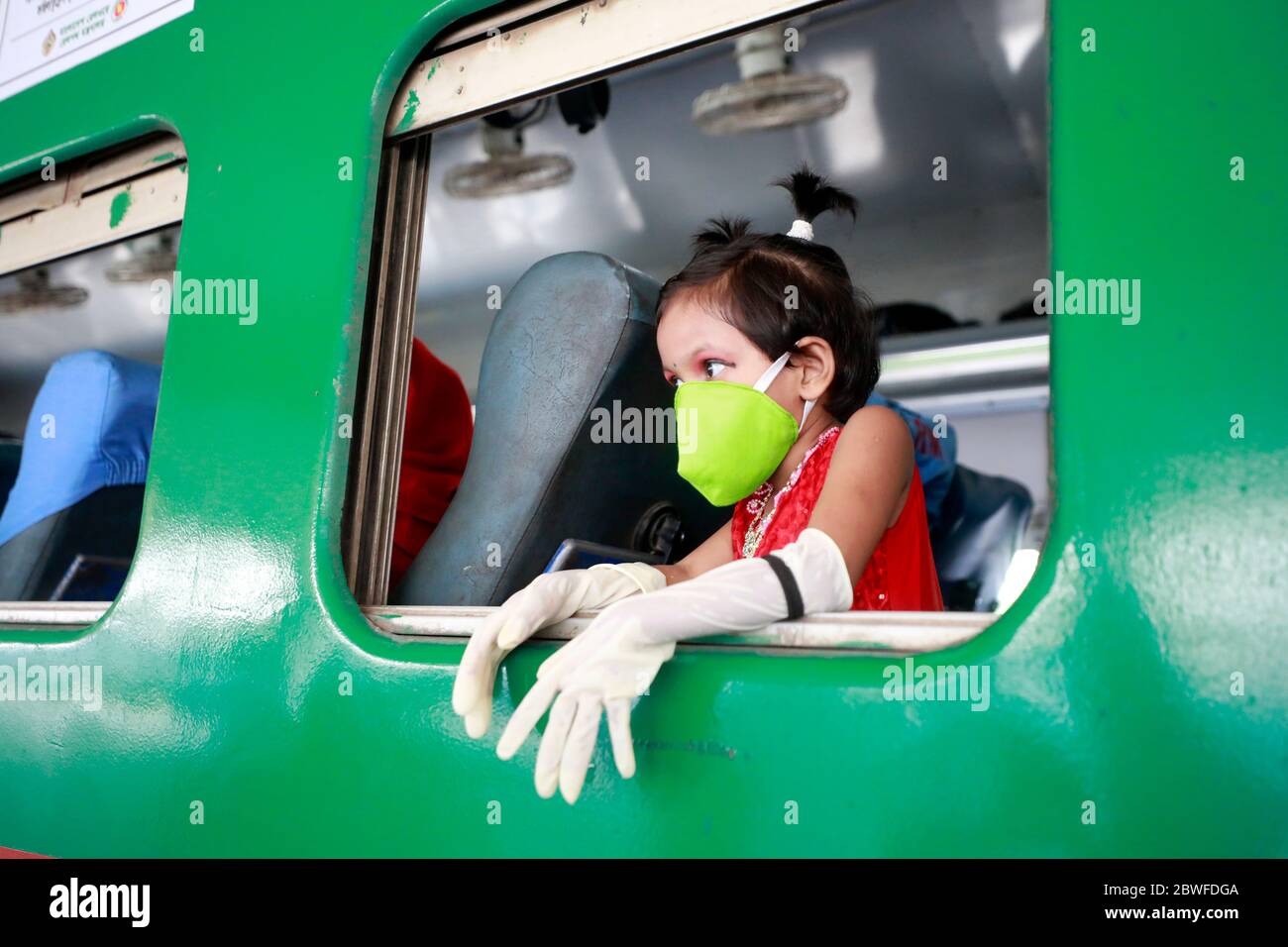 Dhaka, Bangladesh - 31 mai 2020 : les gens commencent à retourner à la gare de Kamalapur à Dhaka en train. Le train a repris après plus de deux mont Banque D'Images