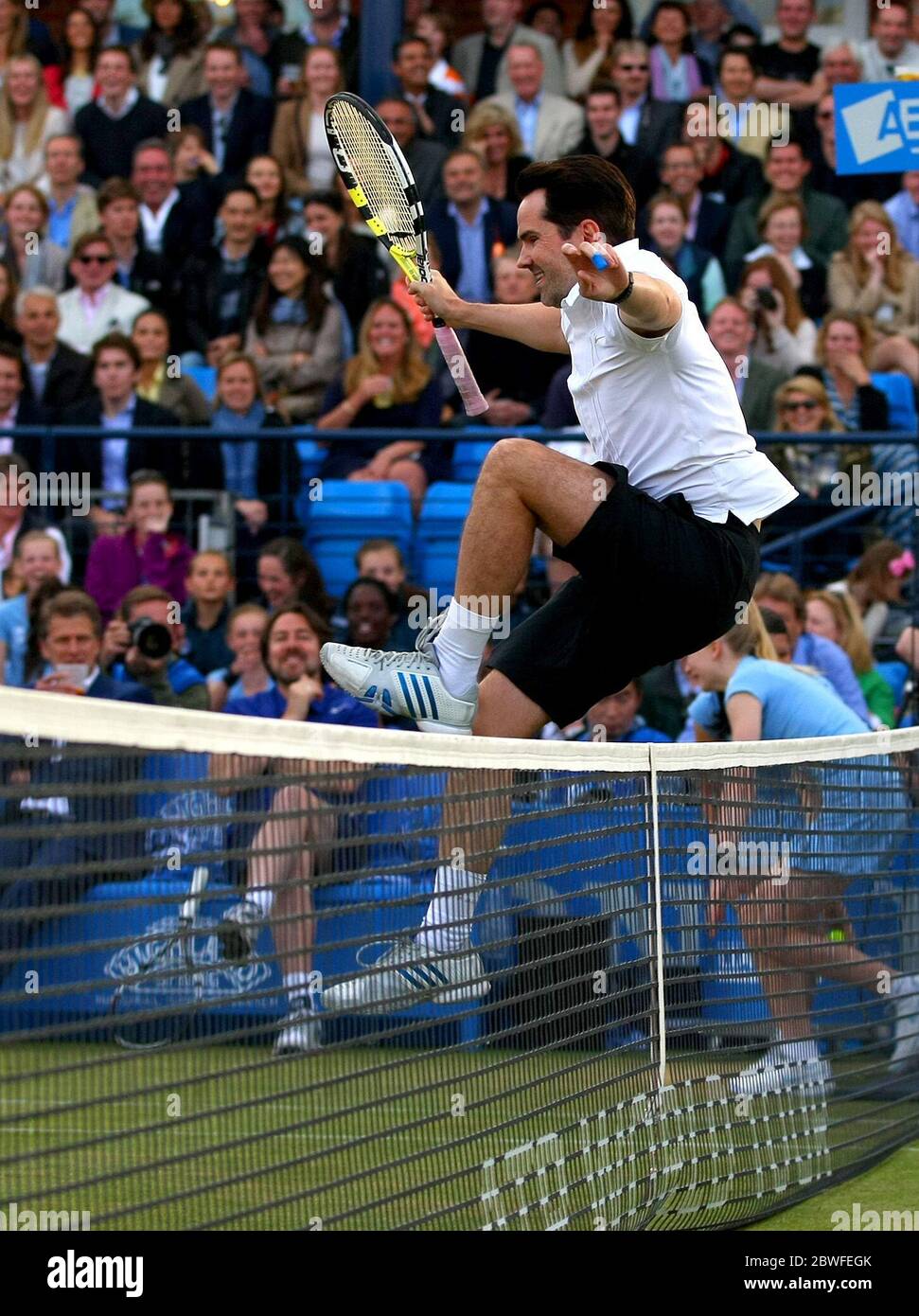 16 juin 2013 Jimmy Carr accueille un match d'exposition pour l'association Rally for cancer aux championnats Aegon, Queens Club, Londres. Crédit : Headlinephoto +44 (0)7794 378575 www.headlinephoto.co.uk photos@headlinephoto.co.uk Banque D'Images