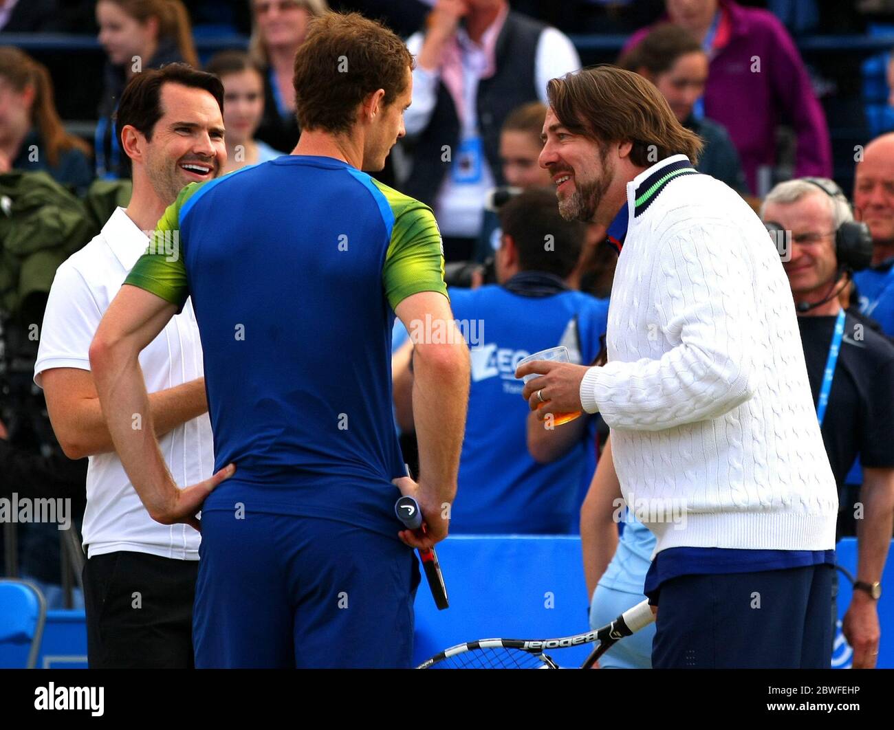 16 juin 2013 Jimmy Carr, Andy Murray et Jonathan Ross profitent d'un match d'exposition pour l'association Rally for cancer aux championnats Aegon, Queens Club, Londres. Crédit : Headlinephoto +44 (0)7794 378575 www.headlinephoto.co.uk photos@headlinephoto.co.uk Banque D'Images