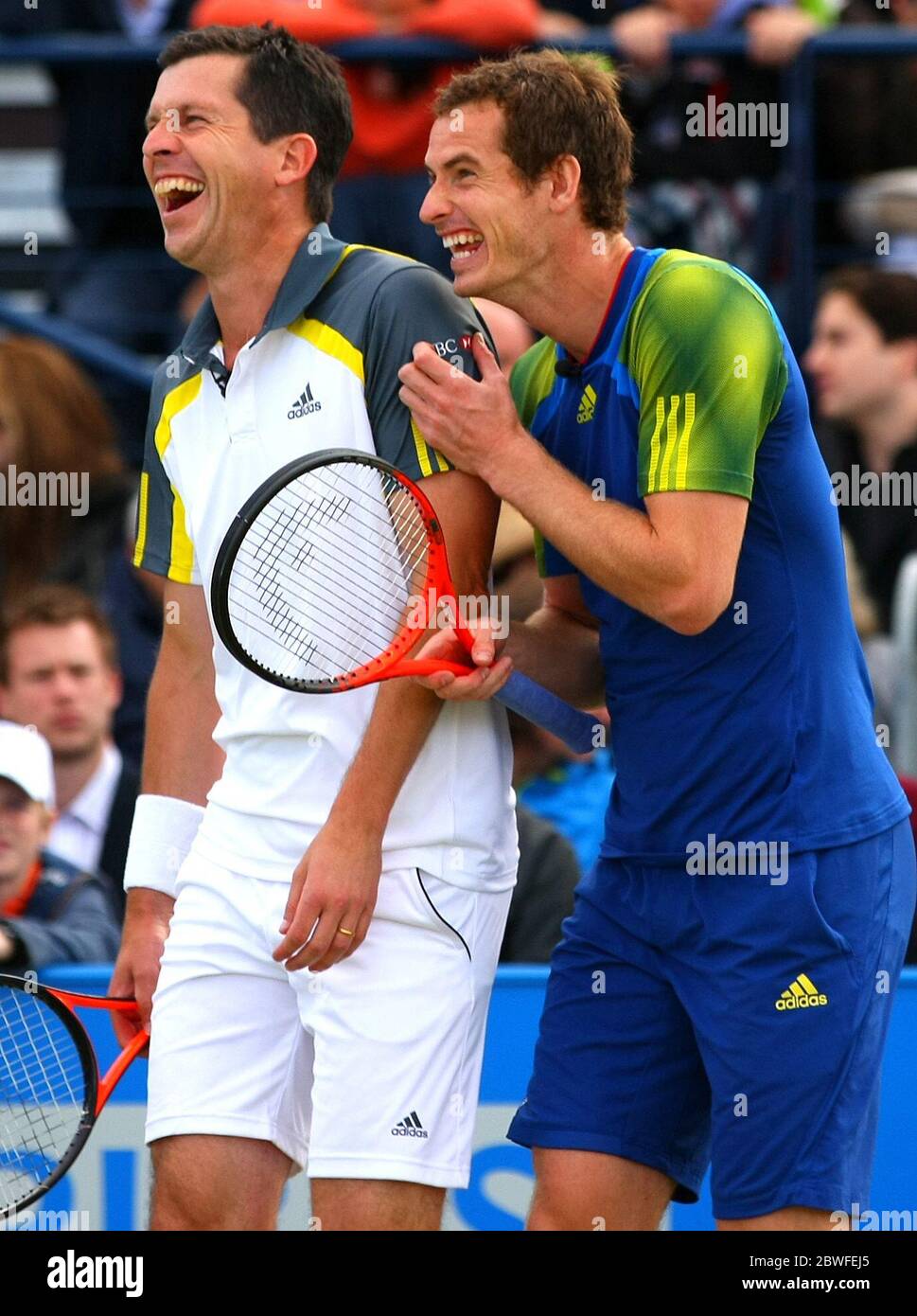 16 juin 2013 Andy Murray et Tim Henman profitent d'un match d'exposition pour l'association Rally for cancer aux championnats Aegon, Queens Club, Londres. Crédit : Headlinephoto +44 (0)7794 378575 www.headlinephoto.co.uk photos@headlinephoto.co.uk Banque D'Images