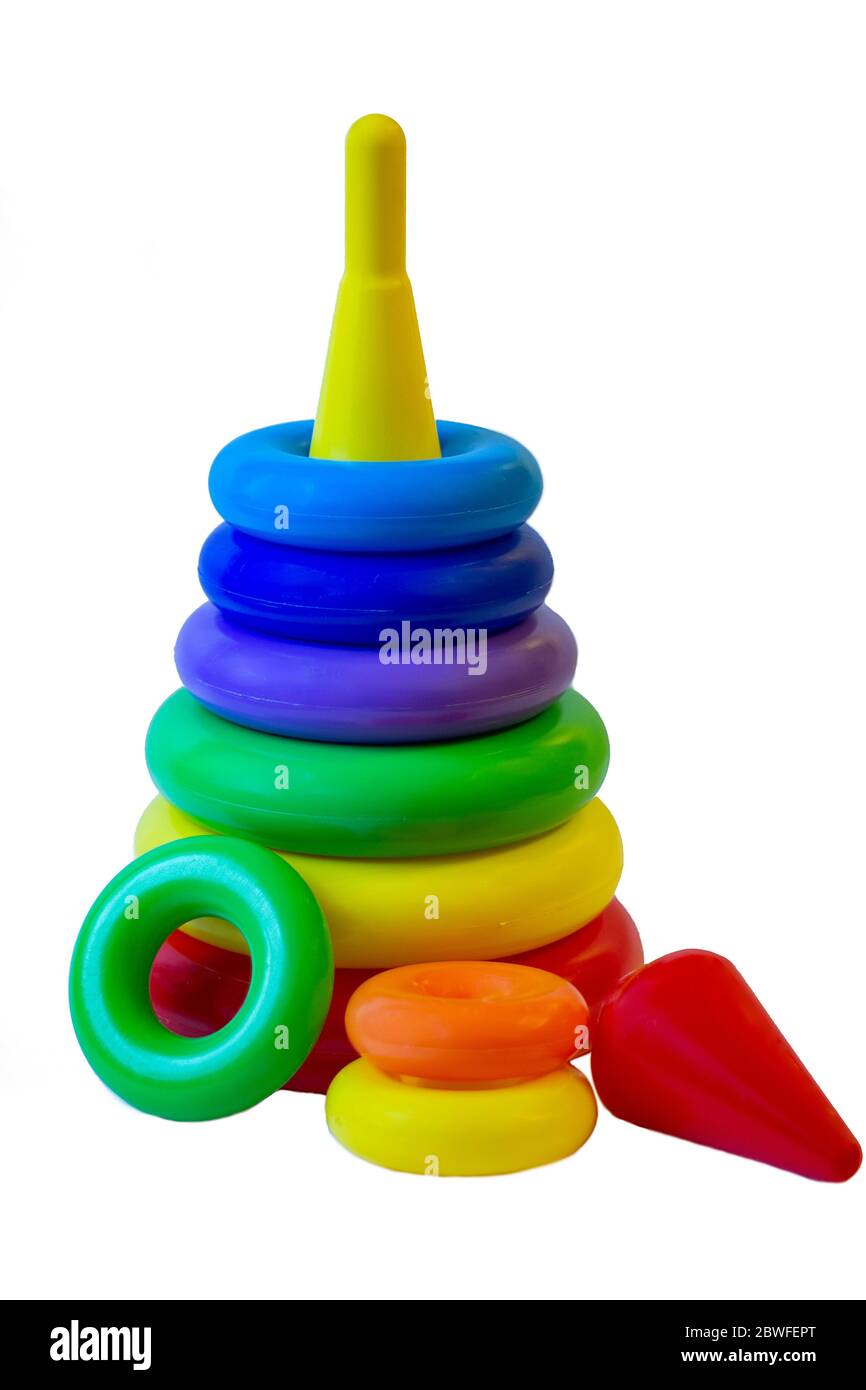 Pyramide des jouets en plastique pour enfants dans une grille d'emballage  sur fond blanc. Jeu d'activité pour enfants pour apprendre les couleurs et  les formes Photo Stock - Alamy