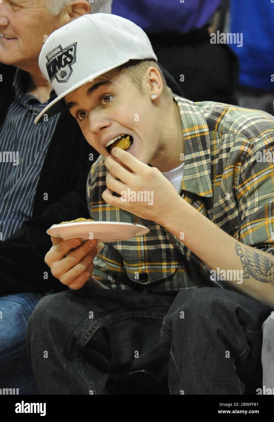 Justin Bieber avec Chris Paul II, le fils du joueur DE LA Clippers Chris Paul, qui tous deux regardent les Los Angeles Clippers jouer à Boston Celtics dans un match de la NBA au Staples Center, Los Angeles, Californie. 27 décembre 2012 Banque D'Images