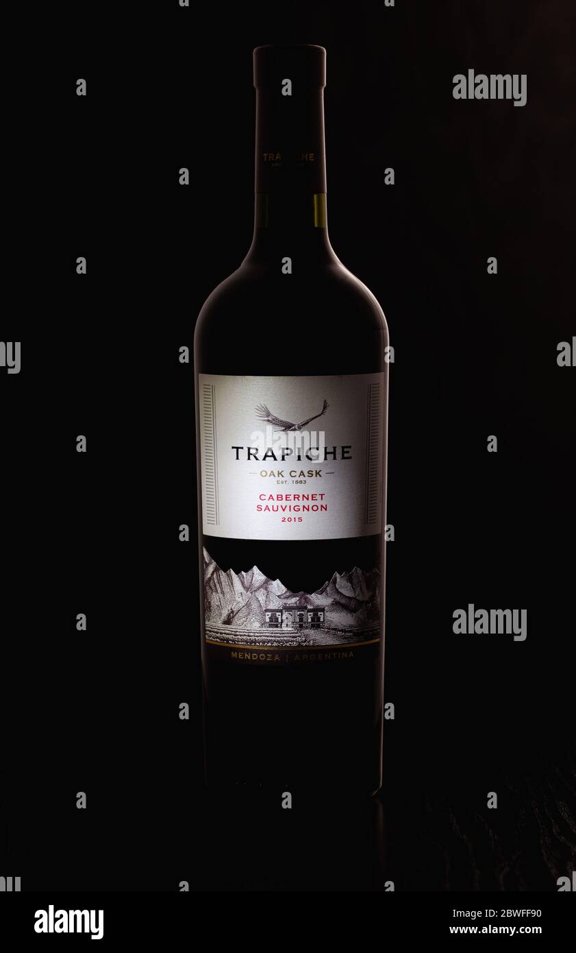 Prague, République tchèque - 15 mai 2020 : bouteille de Cabernet Sauvignon de Trapiche. Trapeche est un domaine viticole situé à Mendoza, en Argentine. Il a été fondé en 1883 an Banque D'Images