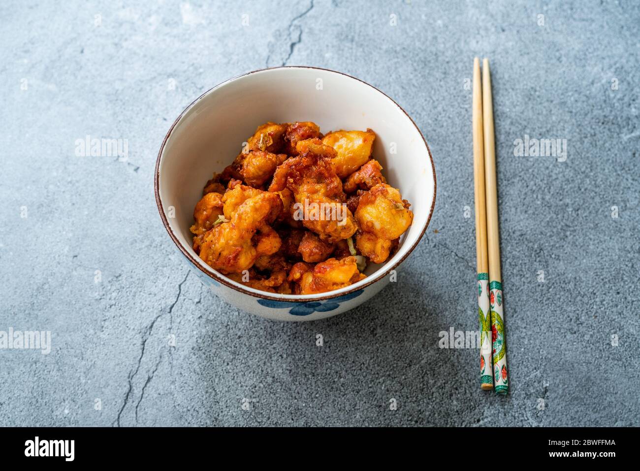 Faites revenir le poulet mongol avec des bâtonnets de poulet. Cuisine traditionnelle. Banque D'Images