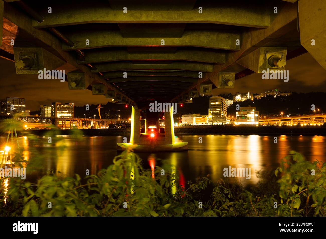 Vue en dessous du pont de Tilikum Crossing la nuit, Portland, Oregon, USA Banque D'Images