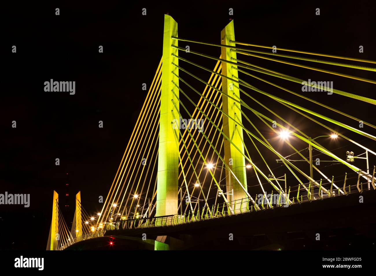 Pont de Tilikum Crossing illuminé la nuit, Portland, Oregon, États-Unis Banque D'Images