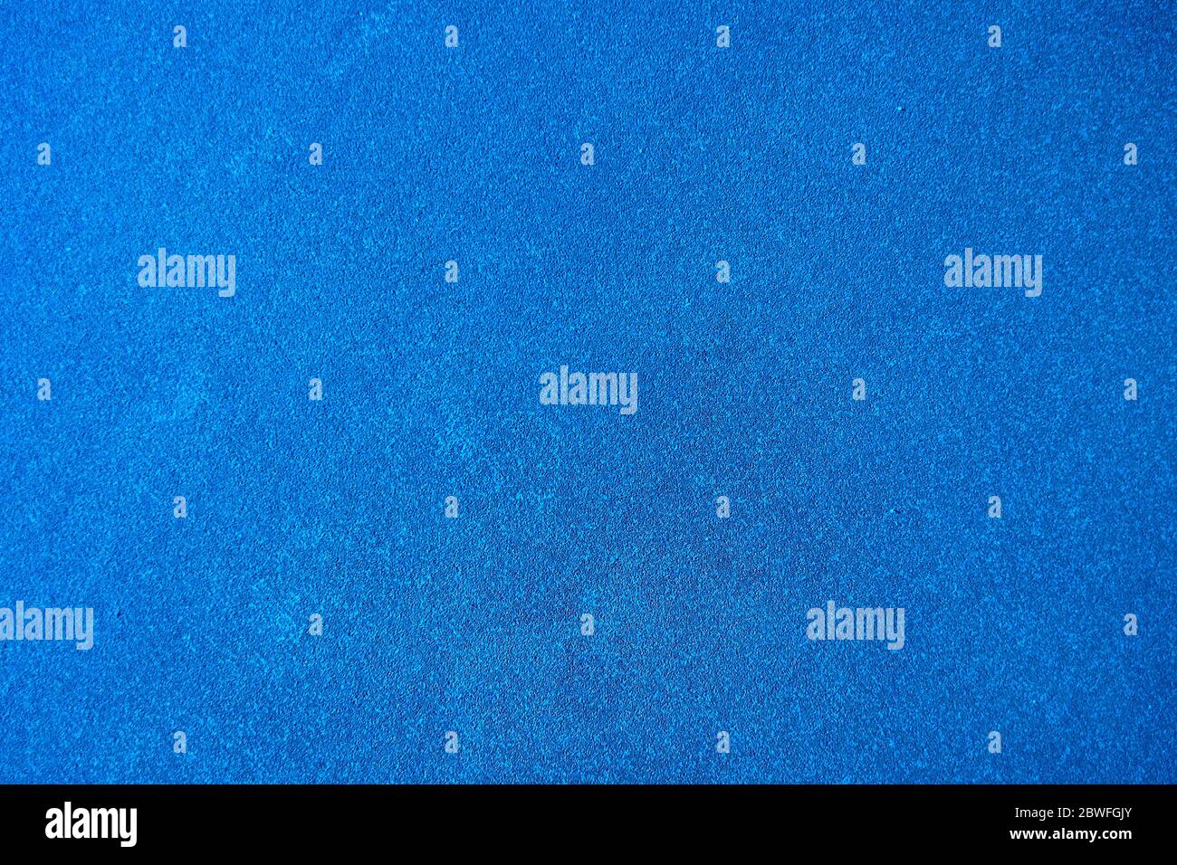 Arrière-plan de couleur unie. Une surface vide, bleu mat. Blanc abstrait pour la conception. Banque D'Images