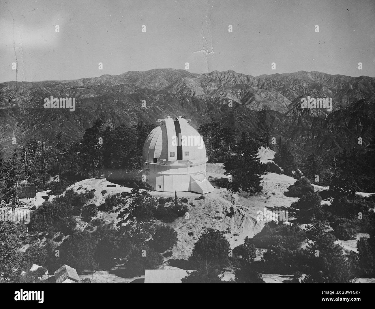 Home of Worlds Greatest Eye le dôme de 100 pieds sur l'observatoire de Mount Wilson dans le comté de Los Angeles, Californie, États-Unis . Le berceau du télescope Hooker le télescope le plus puissant de la planète le 19 juin 1920 Banque D'Images