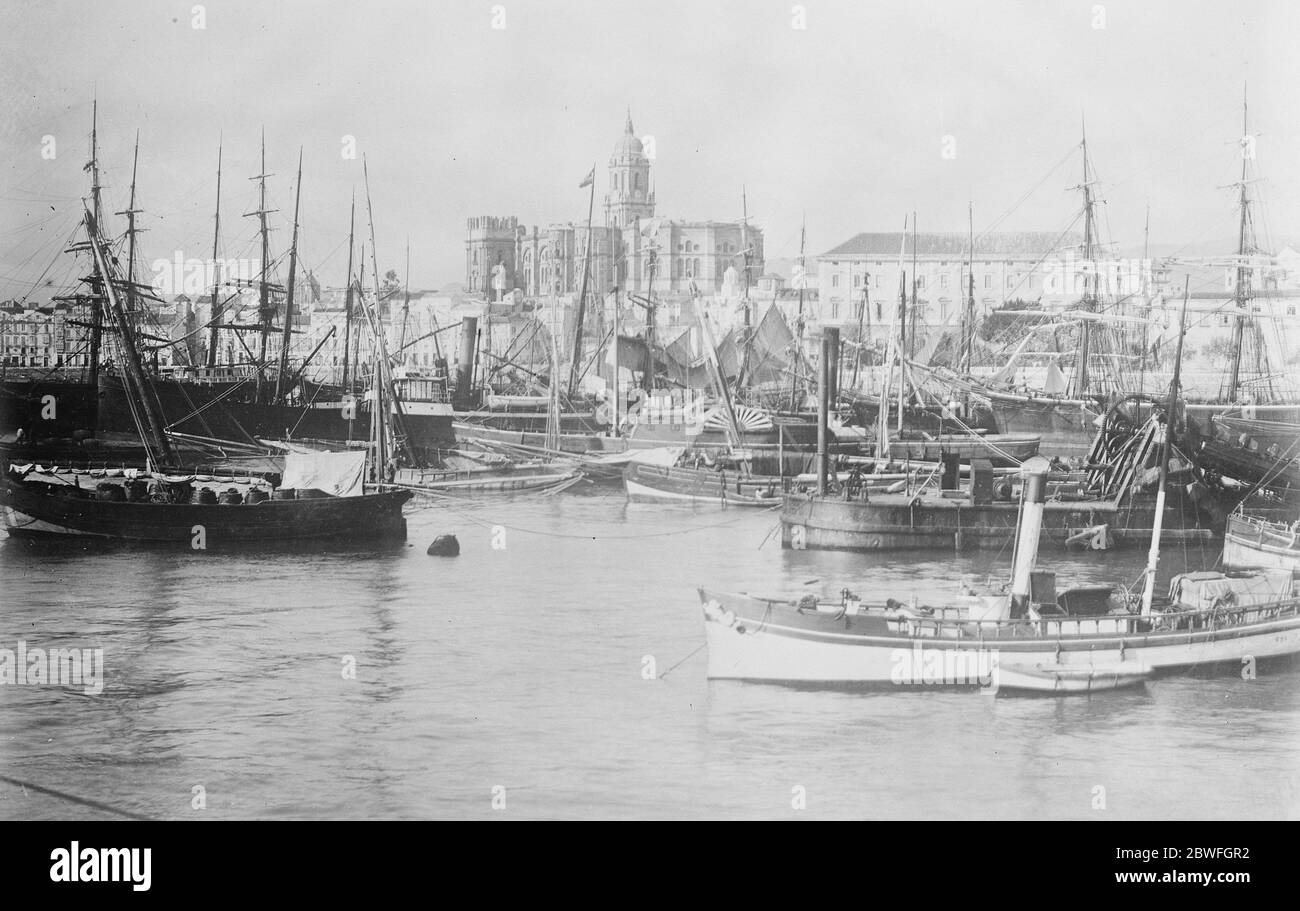 Grand incendie de Malaga UN incendie désastreux au port espagnol de Malaga a rasé la Maison des douanes et les bureaux de buisness dans le bâtiment au sol. Les familles des commis et des serviteurs ont péri dans les flammes Malaga vue du port , montrant la maison de douane droite et la cathédrale Banque D'Images