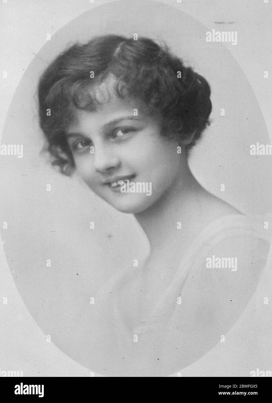 Cinquième mariée à 26 Mlle Edna Sampson de Hollywood qui deviendra la mariée de 5 de M. Stanley Holbrook un vendeur américain de Los Angeles M. Holbrock est le 26 février 1923 Banque D'Images