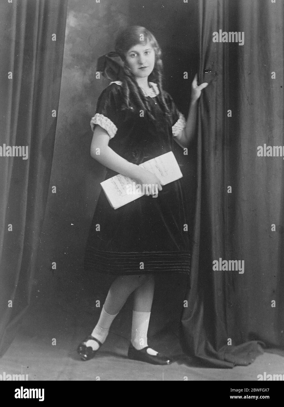 La jeune fille pianiste FAME Miss Adelaide Newman la jeune fille de 14 ans qui a remporté le concours musical PIP , Squeak and Wilfred au Aeolian Hall, Bond Street Londres en juillet dernier, doit apparaître comme pianiste professionnel au Colisée . Plus de 5000 enfants ont participé à la compétition et Miss Newman a été assez bonne pour gagner deux ans de scolarité gratuits à l'Académie royale de musique du 15 février 1923 Banque D'Images