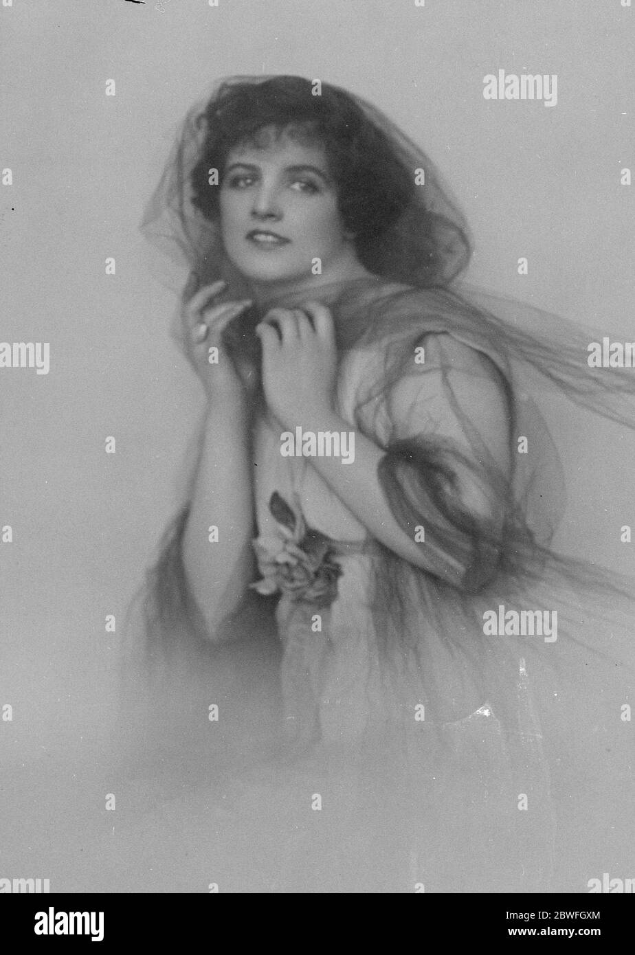 Drame de la vie de scène fille du comte di San Fiore de Padoue une variété actrice qui joue sous le nom Lin Munari a été trouvé dans sa chambre à coucher souffrant des effets d'un surdosage de veronal . Un homme dont elle avait rejeté l'attention avait lancé une campagne contre elle et l'avait sifflement chaque fois qu'elle est apparue , après une attaque inhabituellement venimeuse, elle est retournée à son hôtel et a avalé une forte dose de veronal 26 janvier 1923 Banque D'Images