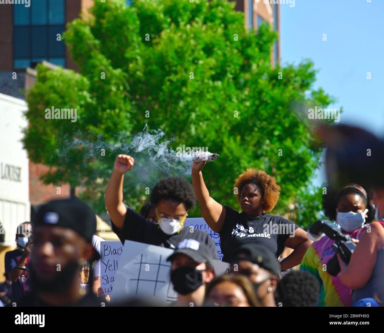 Murfreesboro, Tennessee, États-Unis. 31 mai 2020. Une femme brûle sage à la vigile de George Floyd alors qu'elle proteste contre la brutalité policière. Son maillot lit « la musique de sauge et de piège ». Crédit : Cat Curtis Murphy/Alay Live News Banque D'Images