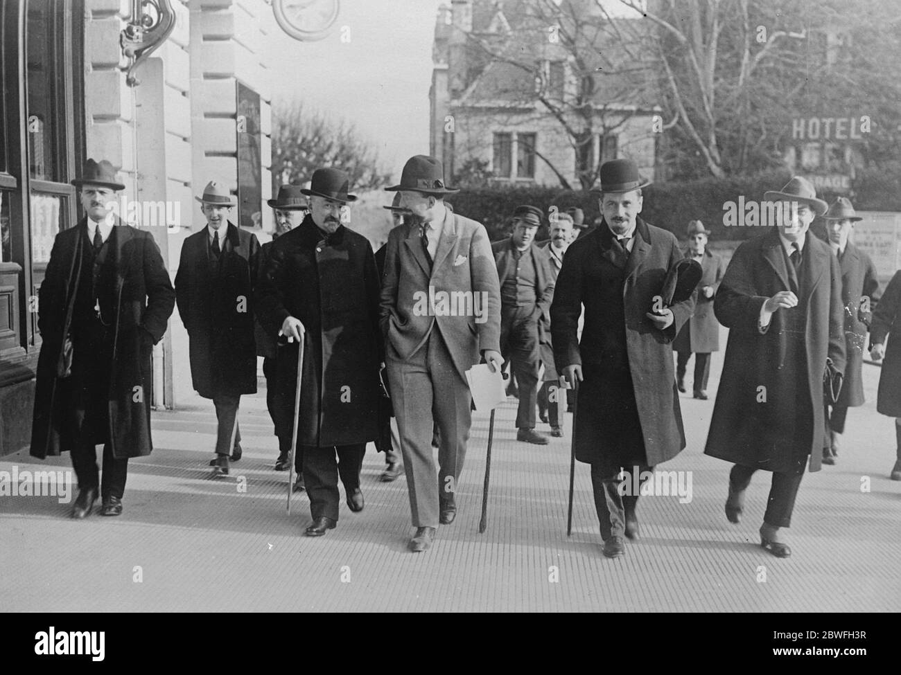 Chicherin à Lausanne le chef de la délégation bolcheviste arrivant à la Conférence de paix au proche-Orient , où il a tenté d'embrouter les relations amicales entre les Turcs et les alliés 6 décembre 1922 Georgy Vasilyevitch Chicherin Banque D'Images