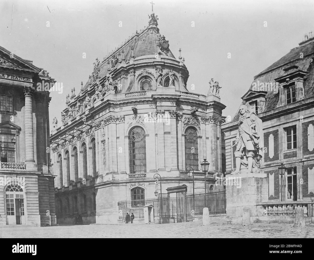 Danger de la Fungas au célèbre Palais la Cour de la Chapelle de Versailles dans laquelle il a été découvert que les poutres de chêne sont en danger d'être pourries par des myriades de champignons 30 août 1922 Banque D'Images