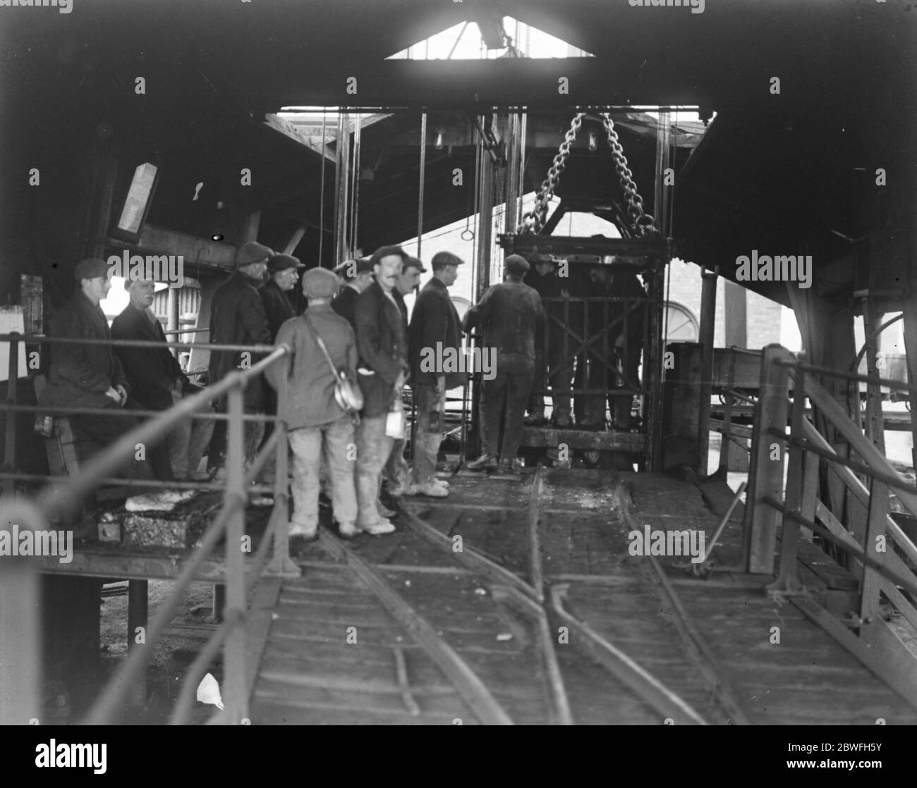 La grève du charbon le dernier quart de travail qui s'est tenu au-dessus des mineurs terrestres de la mine de charbon Holly Bank , Essington , des employés attendent au sommet de l'arbre pour leurs compagnons qui ont participé avec eux au dernier quart de travail avant la grève du 18 octobre 1920 Banque D'Images