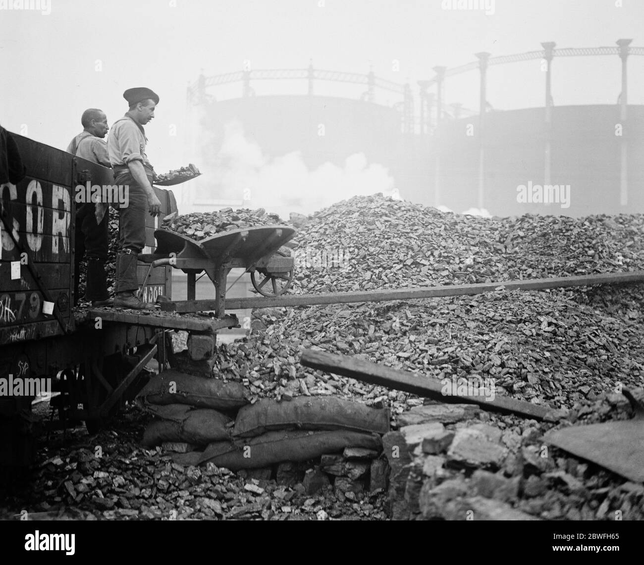 Grève imminente du charbon faire le plein de la dernière réserve du dépôt de Great London scènes animées à Somers Town Coal pour le commerce de sacs qui est déchargé des camions de chemin de fer 14 octobre 1920 Banque D'Images