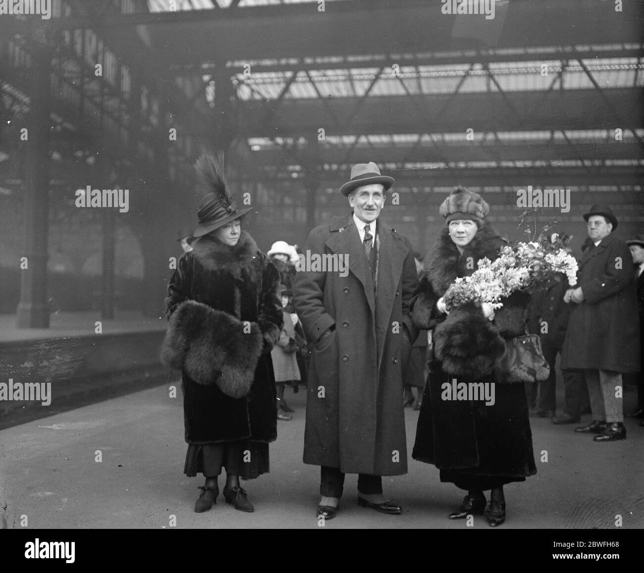 Célèbre comique Home encore Miss Marie Tempest qui a été la première chanteuse d'opéra comique la plus belle d'Angleterre et puis la reine de comédie est arrivée à la station de Waterloo, Londres après avoir visité le monde . De gauche à droite Mlle Florence Tempest , M. W Graham Browne et Mlle Marie Tempest ( Mme Graham Browne ) 11 décembre 1922 Banque D'Images
