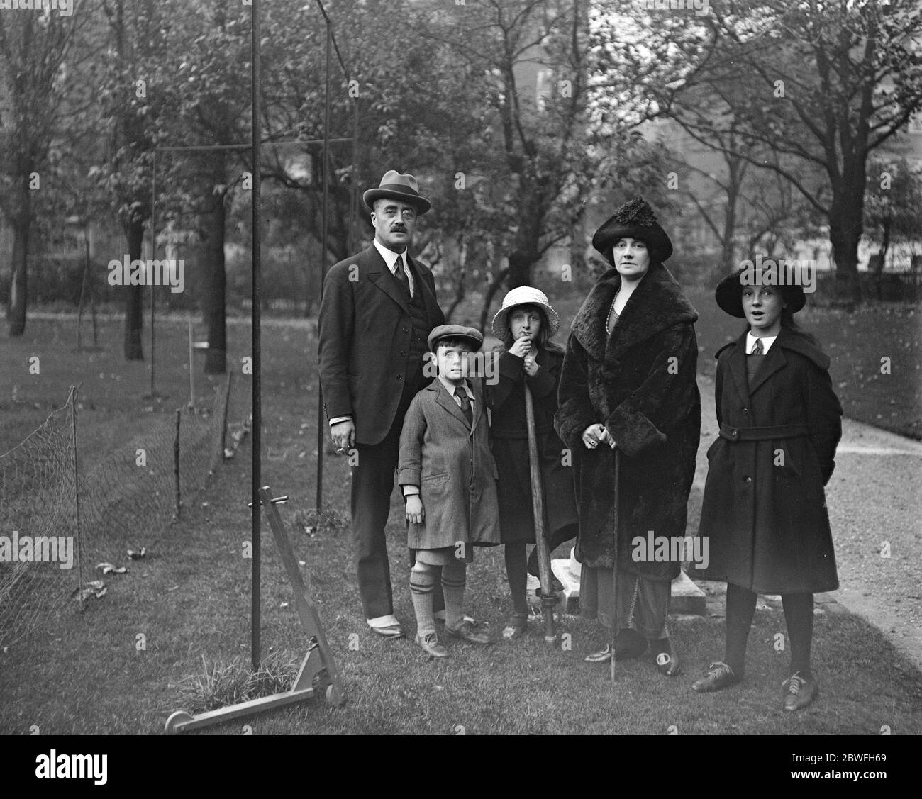 Société dans le Parc . Viscount et Viscountess Falkland dans le Parc avec trois de leurs enfants . 18 octobre 1922 Banque D'Images