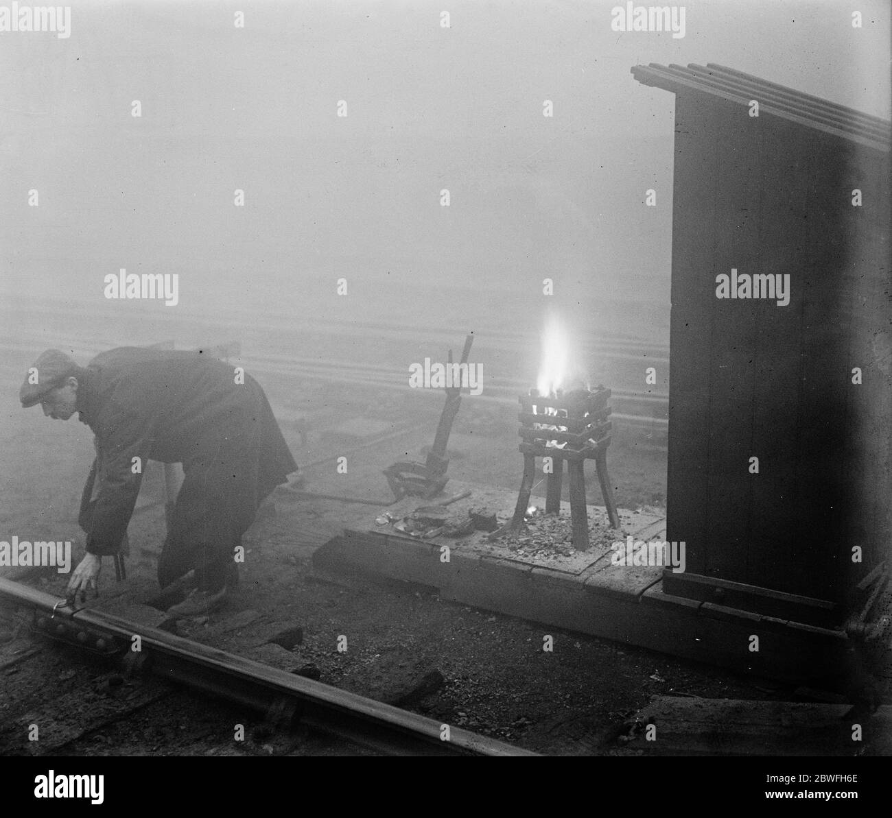 Le Guardian Angel contrôle le trafic au coeur de Londres en train de se fauler sur la ligne surélevée qui traverse Ludgate Circus 28 novembre 1921 Banque D'Images