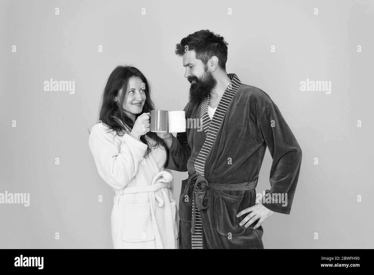 Ensemble plus savoureux. Le café est notre tradition. Homme et femme heureux ensemble. Traditions familiales. Couple dans des peignoirs confortables profiter du week-end paresseux. Boire du café. Préparer du café à la maison. Boisson chaude. Banque D'Images