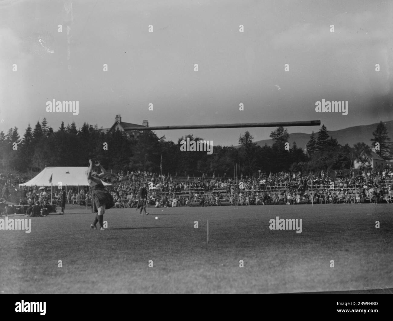 Braemar Gathering Sandy Macintosh ( 72 ) dans le lancement du Caber 8 septembre 1922 Banque D'Images