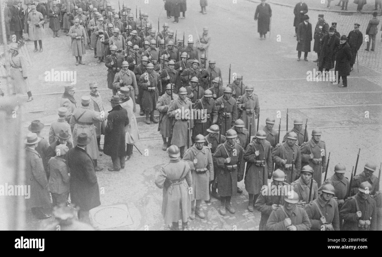 Le mécontentement en Roumanie . La Roumanie a connu des difficultés concernant le projet de nouvelle Constitution et le Gouvernement a concentré une force de troupes forte à Bucarest . Troupes dressées dans les rues latérales pour contrôler les approches du Palais . 4 avril 1923 Banque D'Images