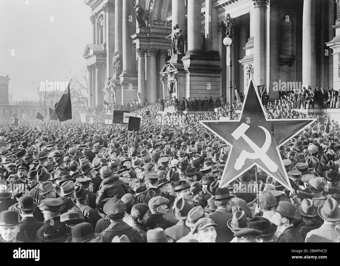 L'étoile soviétique de Berlin démonstration en faveur d'un front international uni pour les travailleurs quelque 40000 travailleurs ont manifesté à Berlin en faveur d'un front international Uni pour les travailleurs . Dans l'image est vu une section de la foule avec des bannières . Sur la droite est la célèbre étoile soviétique 24 avril 1922 Banque D'Images