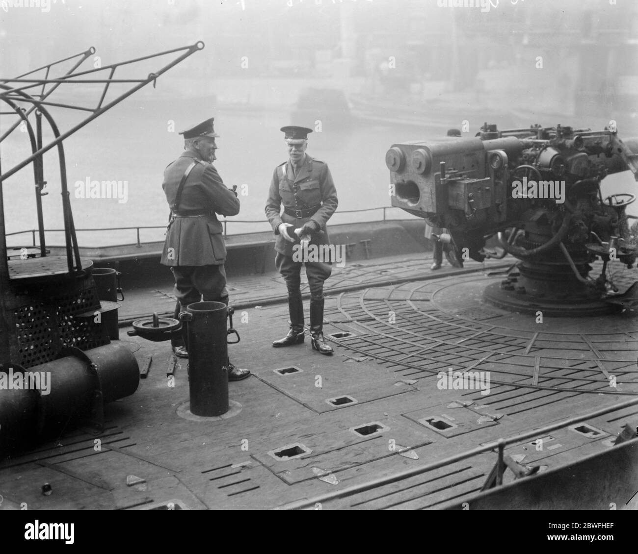 Remise du sous-marin allemand à Thames de l'U 155 inspecté par le général Fielding 1919 Banque D'Images